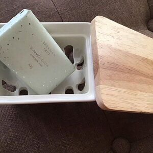 Beekman 1802 Ceramic Soap Dish & SUMMER GLOW palm size goat milk soap - NEW